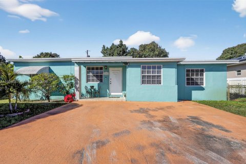 House in Miami, Florida 3 bedrooms, 114.27 sq.m. № 2009362 - photo 3