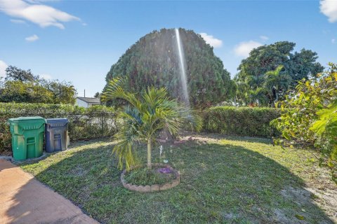 House in Miami, Florida 3 bedrooms, 114.27 sq.m. № 2009362 - photo 6