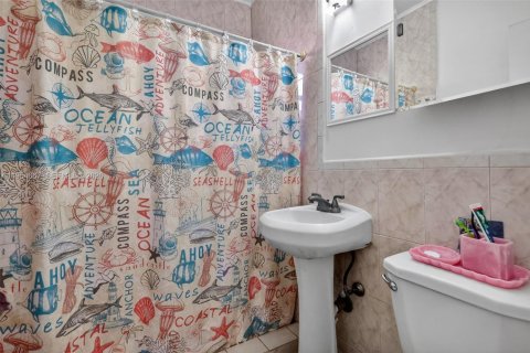 House in Miami, Florida 3 bedrooms, 114.27 sq.m. № 2009362 - photo 16