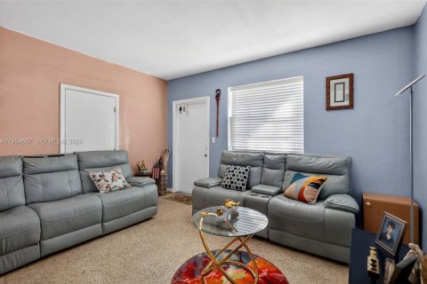 House in Miami, Florida 3 bedrooms, 114.27 sq.m. № 2009362 - photo 10