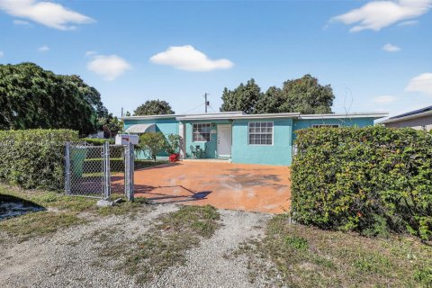 House in Miami, Florida 3 bedrooms, 114.27 sq.m. № 2009362 - photo 2