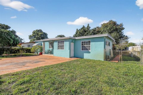 House in Miami, Florida 3 bedrooms, 114.27 sq.m. № 2009362 - photo 4