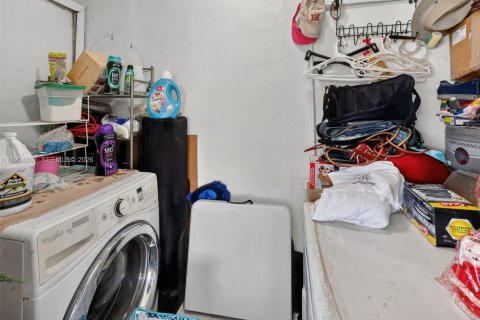 House in Miami, Florida 3 bedrooms, 114.27 sq.m. № 2009362 - photo 25