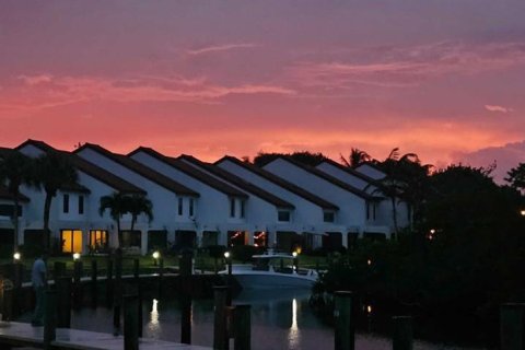 Townhouse in Palm Beach Gardens, Florida 3 bedrooms, 152.55 sq.m. № 869908 - photo 1