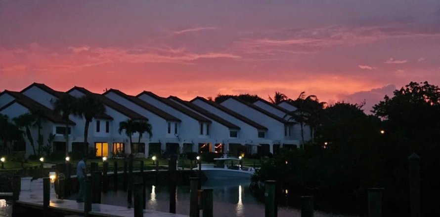 Townhouse in Palm Beach Gardens, Florida 3 bedrooms, 152.55 sq.m. № 869908