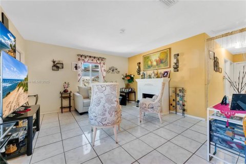 Casa en venta en North Miami, Florida, 3 dormitorios, 123.75 m2 № 1622001 - foto 2