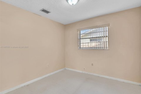 House in Miami, Florida 4 bedrooms, 119.75 sq.m. № 1949922 - photo 29