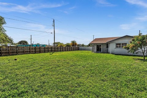 House in Miami, Florida 4 bedrooms, 119.75 sq.m. № 1949922 - photo 13
