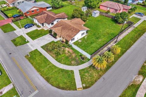 House in Miami, Florida 4 bedrooms, 119.75 sq.m. № 1949922 - photo 6