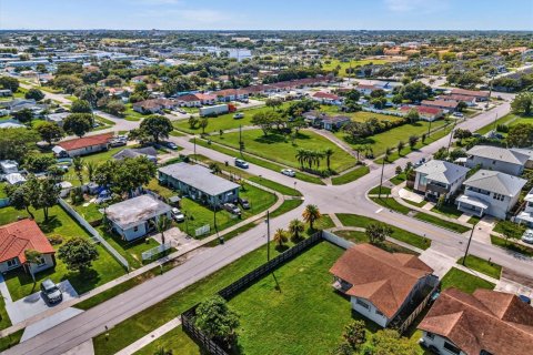 House in Miami, Florida 4 bedrooms, 119.75 sq.m. № 1949922 - photo 5