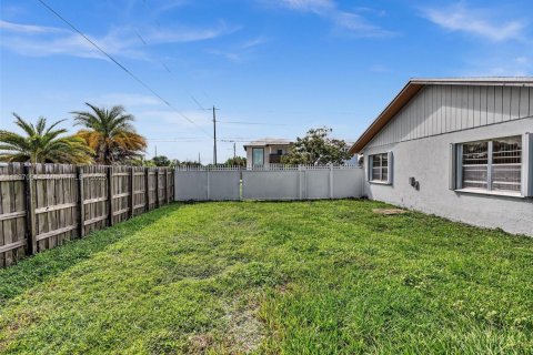 House in Miami, Florida 4 bedrooms, 119.75 sq.m. № 1949922 - photo 7
