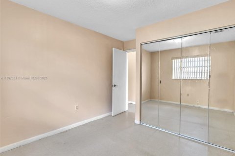 House in Miami, Florida 4 bedrooms, 119.75 sq.m. № 1949922 - photo 27