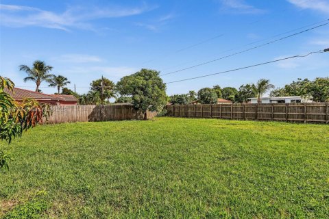 House in Miami, Florida 4 bedrooms, 119.75 sq.m. № 1949922 - photo 15