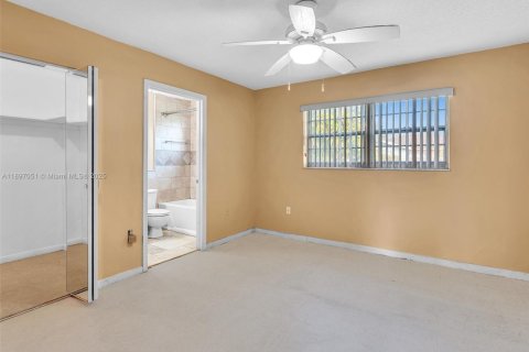 House in Miami, Florida 4 bedrooms, 119.75 sq.m. № 1949922 - photo 20