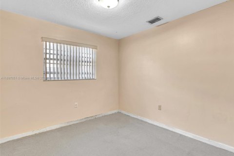 House in Miami, Florida 4 bedrooms, 119.75 sq.m. № 1949922 - photo 24
