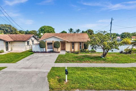House in Miami, Florida 4 bedrooms, 119.75 sq.m. № 1949922 - photo 3