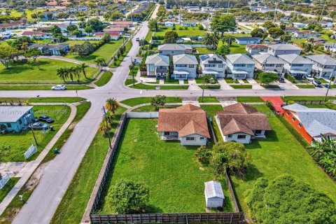 House in Miami, Florida 4 bedrooms, 119.75 sq.m. № 1949922 - photo 2