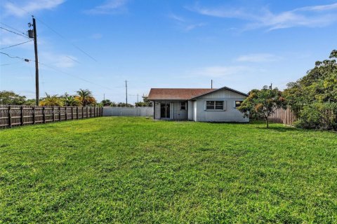 House in Miami, Florida 4 bedrooms, 119.75 sq.m. № 1949922 - photo 12