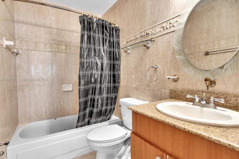 House in Miami, Florida 4 bedrooms, 119.75 sq.m. № 1949922 - photo 25