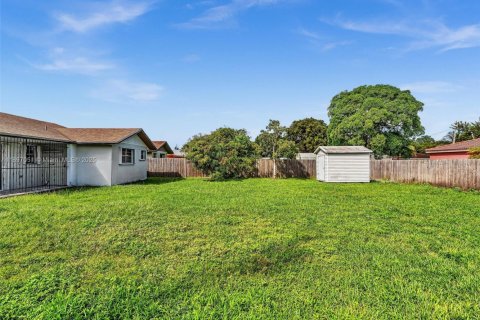 House in Miami, Florida 4 bedrooms, 119.75 sq.m. № 1949922 - photo 10