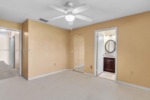 House in Miami, Florida 4 bedrooms, 119.75 sq.m. № 1949922 - photo 21
