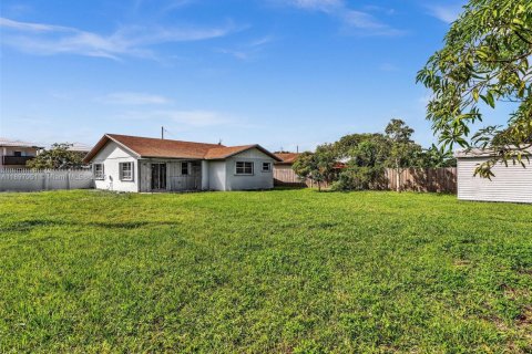 House in Miami, Florida 4 bedrooms, 119.75 sq.m. № 1949922 - photo 11