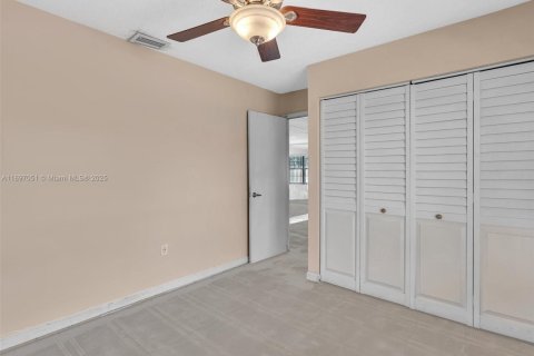 House in Miami, Florida 4 bedrooms, 119.75 sq.m. № 1949922 - photo 30
