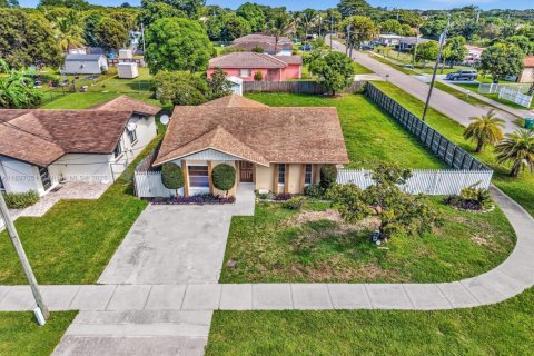 House in Miami, Florida 4 bedrooms, 119.75 sq.m. № 1949922 - photo 1