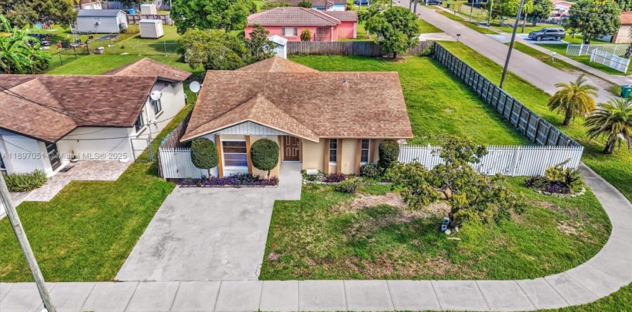 House in Miami, Florida 4 bedrooms, 119.75 sq.m. № 1949922