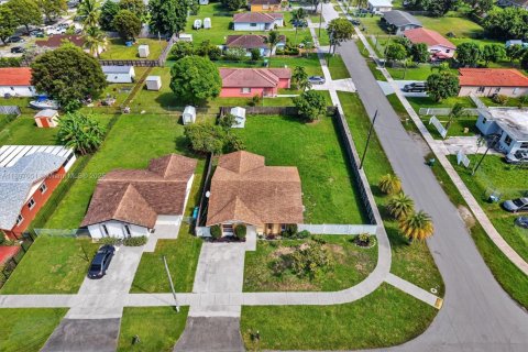 House in Miami, Florida 4 bedrooms, 119.75 sq.m. № 1949922 - photo 4