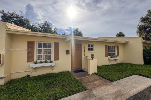 Villa ou maison à louer à Fort Lauderdale, Floride: 2 chambres, 92.9 m2 № 1946601 - photo 1