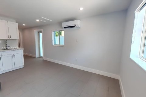 Commercial property in Hialeah, Florida 1 bedroom, 46.45 sq.m. № 2067606 - photo 9