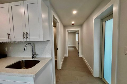 Commercial property in Hialeah, Florida 1 bedroom, 46.45 sq.m. № 2067606 - photo 12