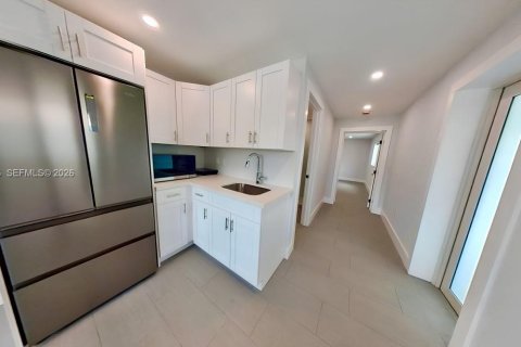 Commercial property in Hialeah, Florida 1 bedroom, 46.45 sq.m. № 2067606 - photo 10