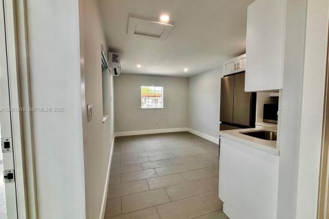 Commercial property in Hialeah, Florida 1 bedroom, 46.45 sq.m. № 2067606 - photo 6