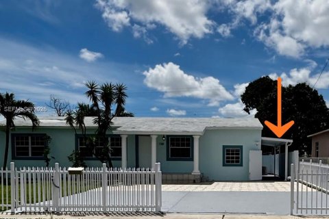 Commercial property in Hialeah, Florida 1 bedroom, 46.45 sq.m. № 2067606 - photo 3