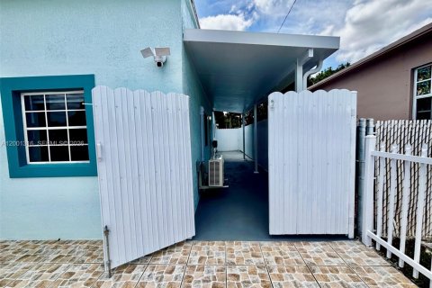Commercial property in Hialeah, Florida 1 bedroom, 46.45 sq.m. № 2067606 - photo 2
