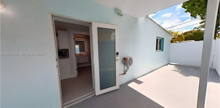 Commercial property in Hialeah, Florida 1 bedroom, 46.45 sq.m. № 2067606