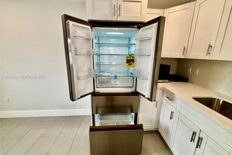 Commercial property in Hialeah, Florida 1 bedroom, 46.45 sq.m. № 2067606 - photo 8