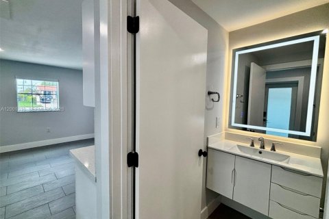 Commercial property in Hialeah, Florida 1 bedroom, 46.45 sq.m. № 2067606 - photo 13