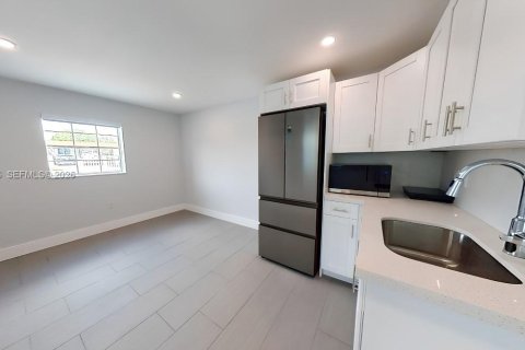Commercial property in Hialeah, Florida 1 bedroom, 46.45 sq.m. № 2067606 - photo 11