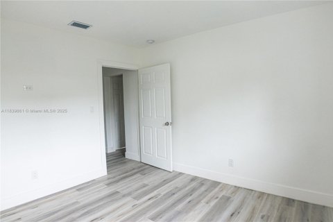 House in West Park, Florida 3 bedrooms, 80.27 sq.m. № 1830115 - photo 24
