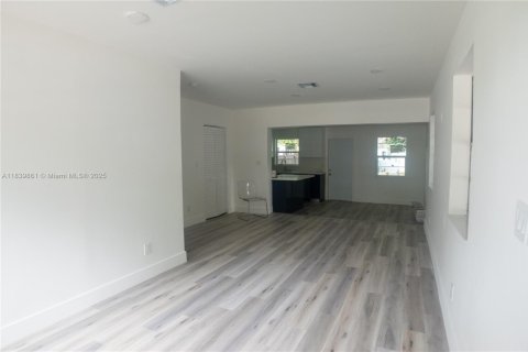 House in West Park, Florida 3 bedrooms, 80.27 sq.m. № 1830115 - photo 11