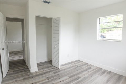 House in West Park, Florida 3 bedrooms, 80.27 sq.m. № 1830115 - photo 17