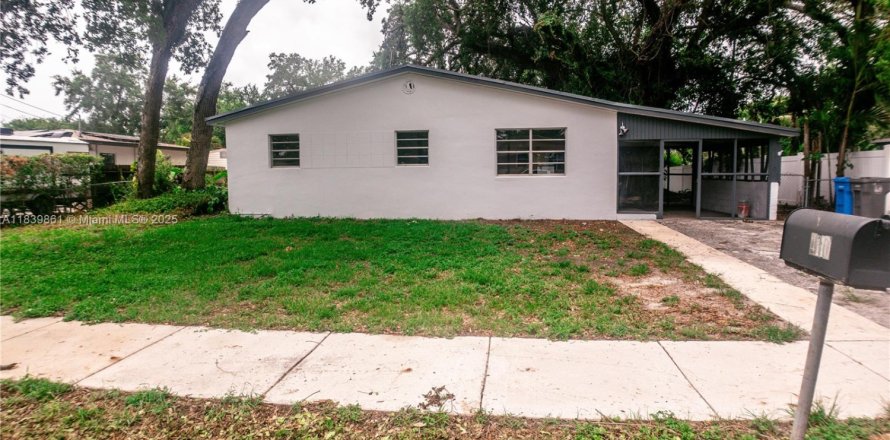 House in West Park, Florida 3 bedrooms, 80.27 sq.m. № 1830115