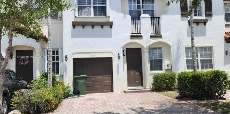 Townhouse in Homestead, Florida 4 bedrooms, 147.9 sq.m. № 1678963