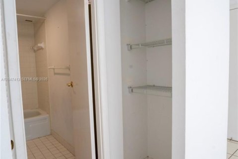 Condominio en venta en Hallandale Beach, Florida, 1 dormitorio, 92.9 m2 № 2189375 - foto 15