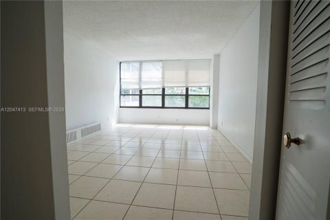 Condominio en venta en Hallandale Beach, Florida, 1 dormitorio, 92.9 m2 № 2189375 - foto 14