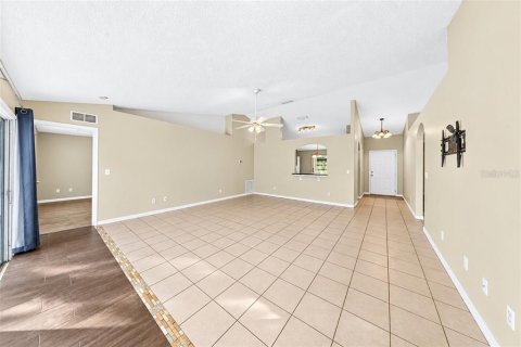 Villa ou maison à vendre à Edgewater, Floride: 4 chambres, 174.84 m2 № 2402972 - photo 12
