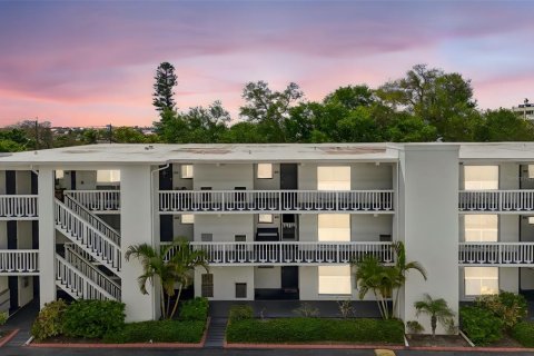 Condo in Belleair Bluffs, Florida, 2 bedrooms  № 2107336